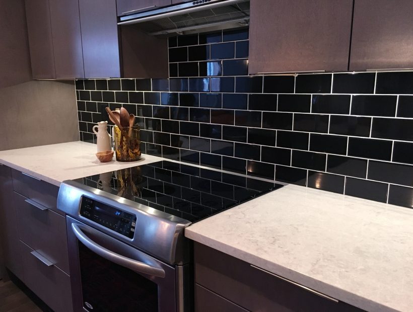 Kitchen backsplash in black subway tiles Kitchen backsplash in black subway tiles